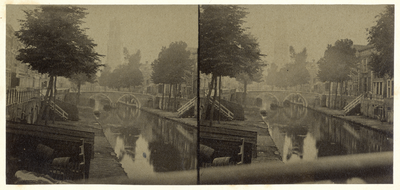 122405 Gezicht op de Oudegracht te Utrecht vanaf de Smeebrug met op de achtergrond de Weesbrug en de Domtoren.